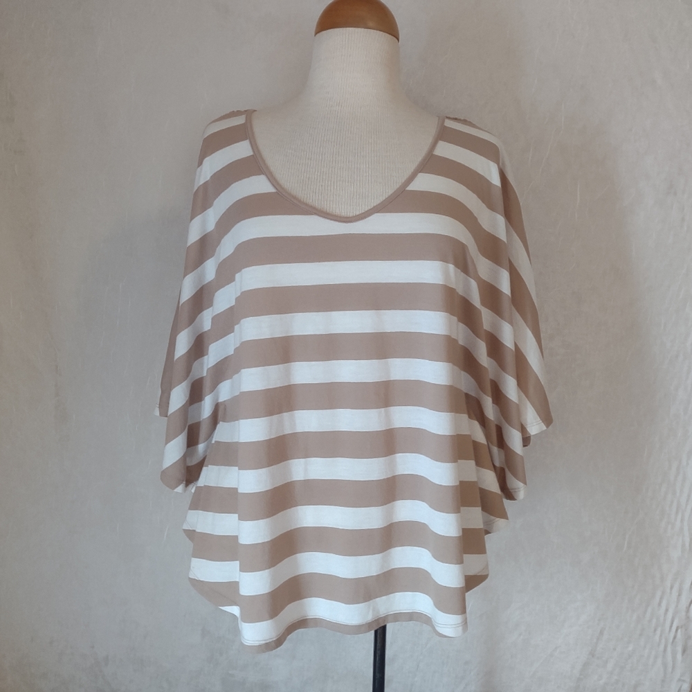 Currants tan, white v-neck top crochet back SZ XL